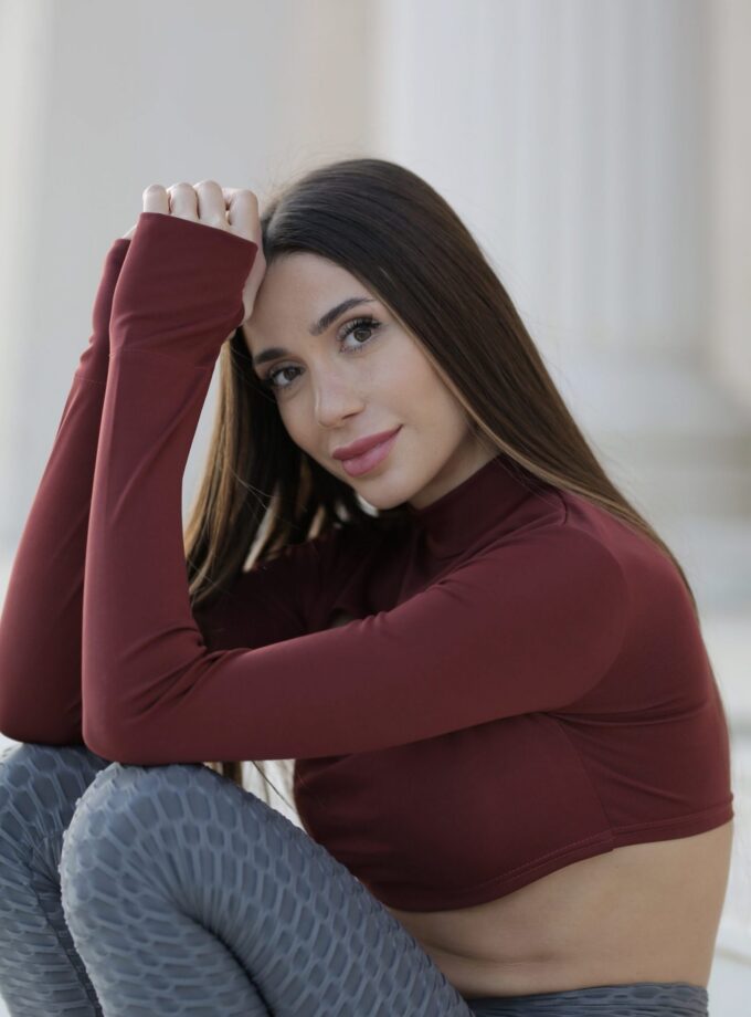 Sportliches, kurzärmliges, ausgehöhltes, burgunder farbenes Oberteil mit durchgehendem Rücken