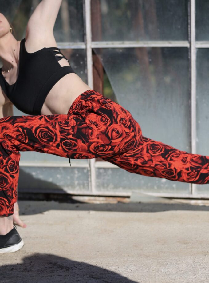 Butterweiche rote Rosen Jogginghose mit doppelten Taschen und Kordelzug