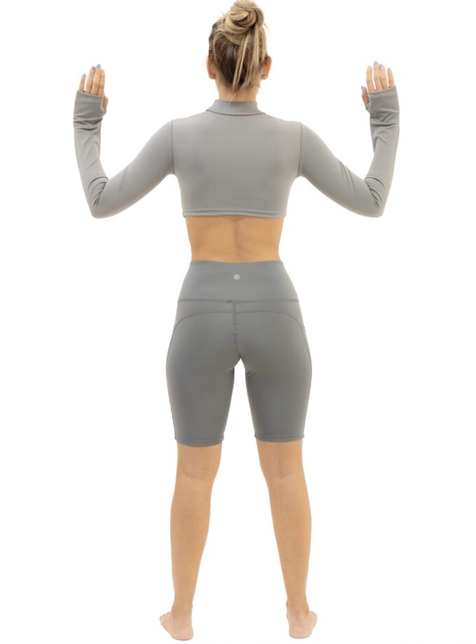 Langärmliges, ausgehöhltes Sport-Kurztop in Grau mit durchgehendem Rücken